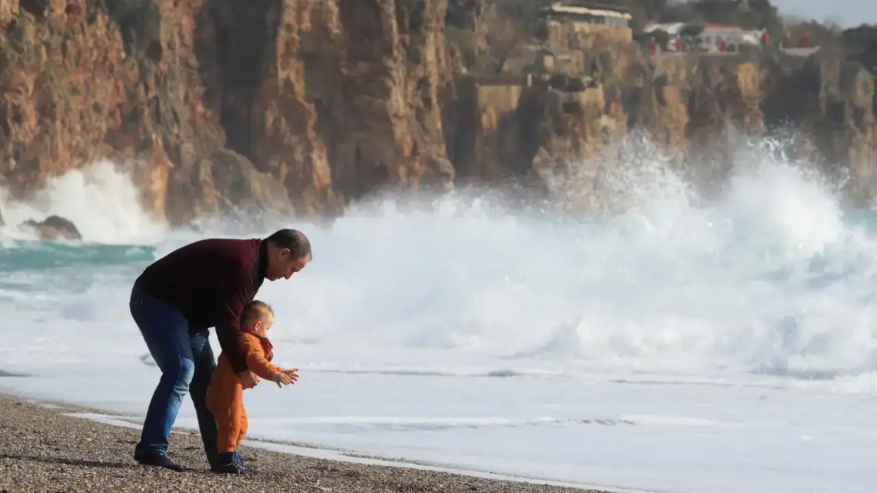 Günlerdir Süren Sağanak Yağış Sonrası Antalyalılar Sahile Akın Etti 8